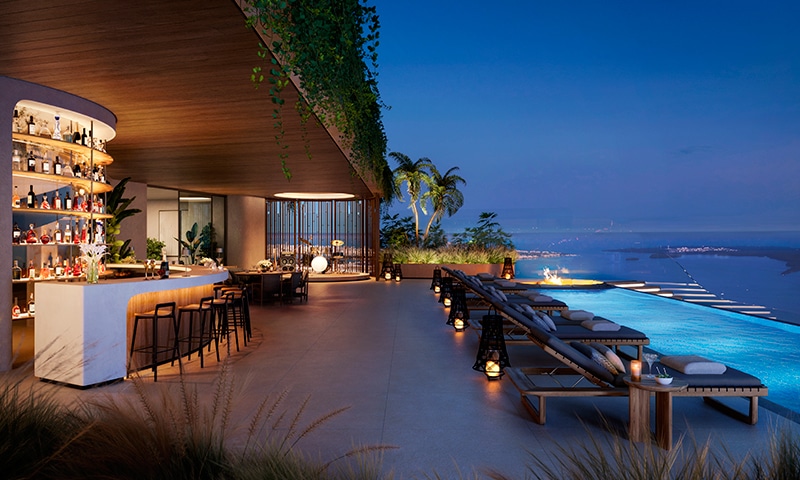 Piscina en la azotea de Ora By Casa Tua con bar y vistas panorámicas de Biscayne Bay.