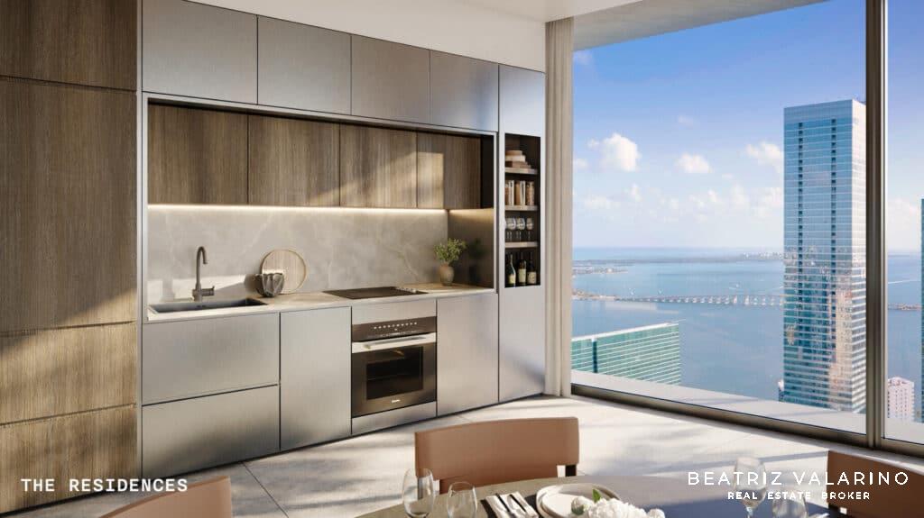 Cocina moderna en Ora By Casa Tua con vista a Biscayne Bay y acabados elegantes.