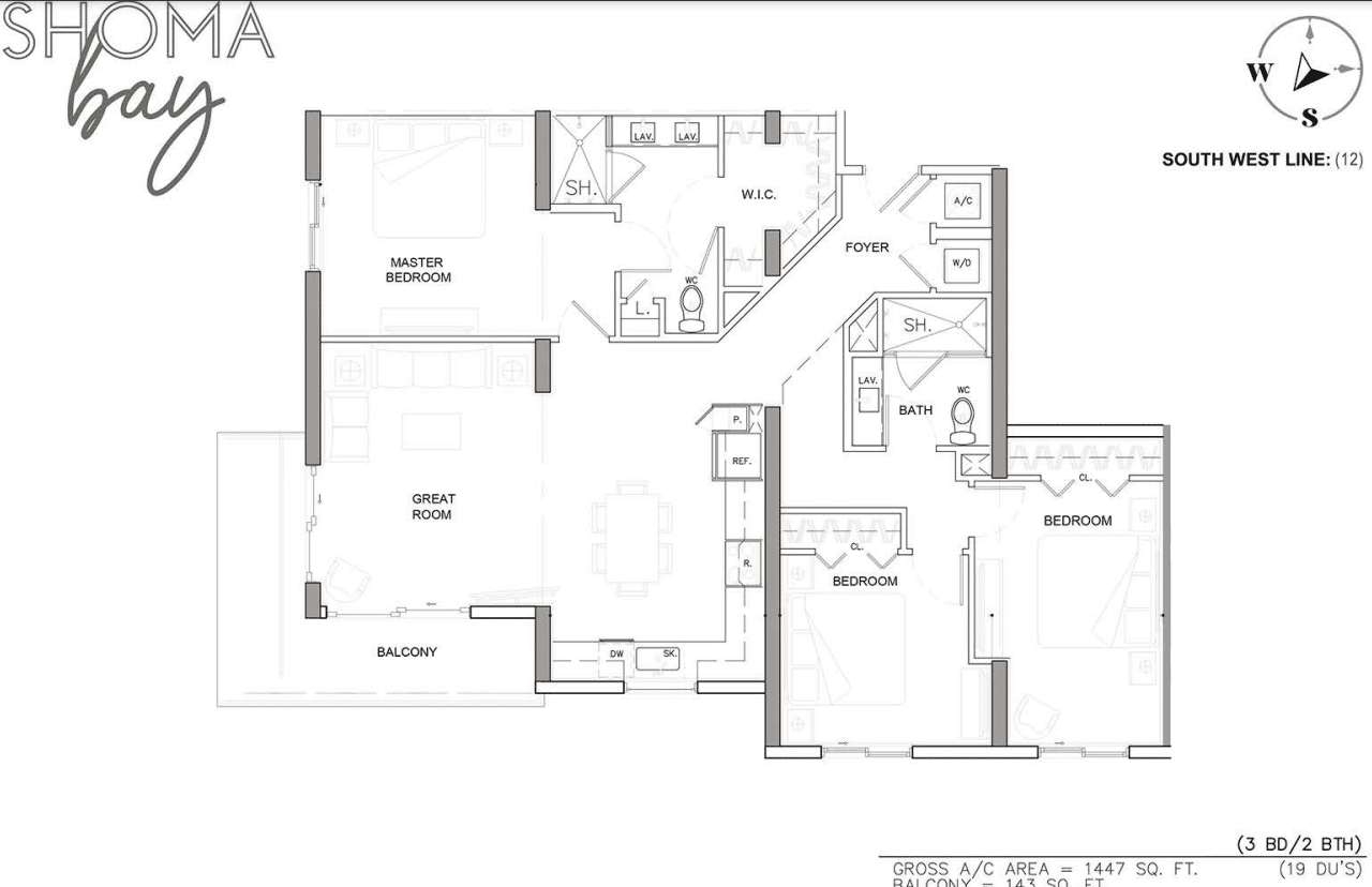 Plano de un departamento en Shoma Bay con tres habitaciones y dos baños.