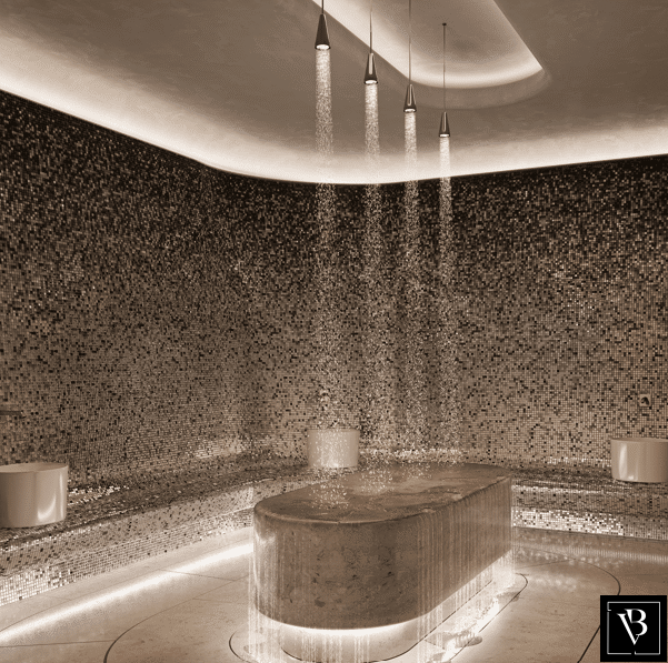 Hammam de lujo en The Rider Wynwood con duchas modernas y diseño en piedra.