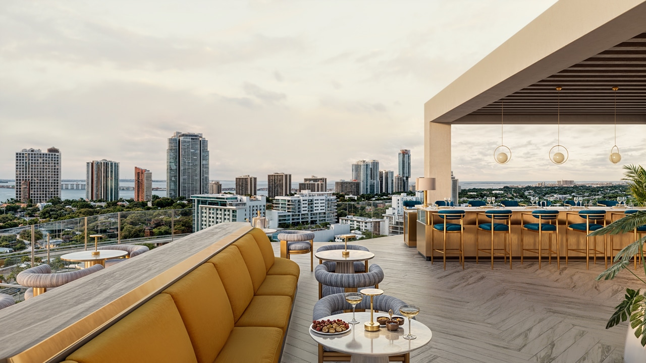 Terraza en Season One Brickell con barra de bar y asientos, vista a la ciudad al atardecer.